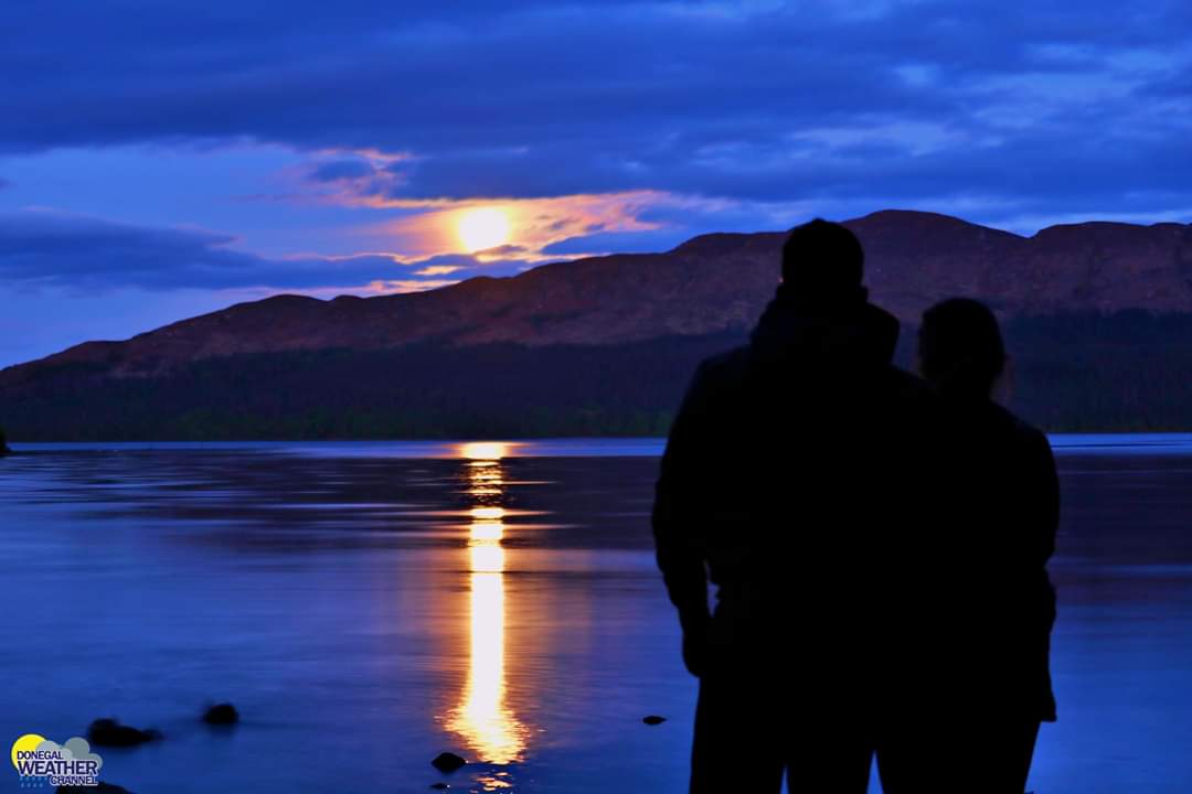DonegalWeatherC's tweet photo. The full moon rising last night also known as the flower moon.

#ireland #fullmoon #ireland #eire #lunar #lake #island #fforest #2020 #may #flowermoon https://t.co/NKa1fbCaTR