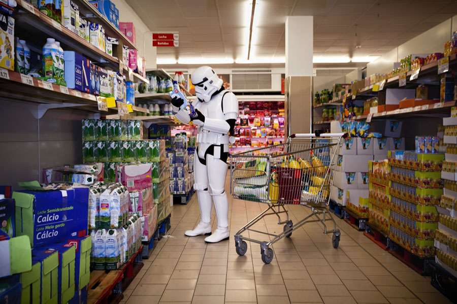 No bajes la guardia! Para ir al supermercado siempre mascarilla y guantes. Ponerse el traje integral de stormtrooper seguramente sea exagerado. 😅 #stormtrooper #starwars #supermercado #covid19 #guerradelasgalaxias