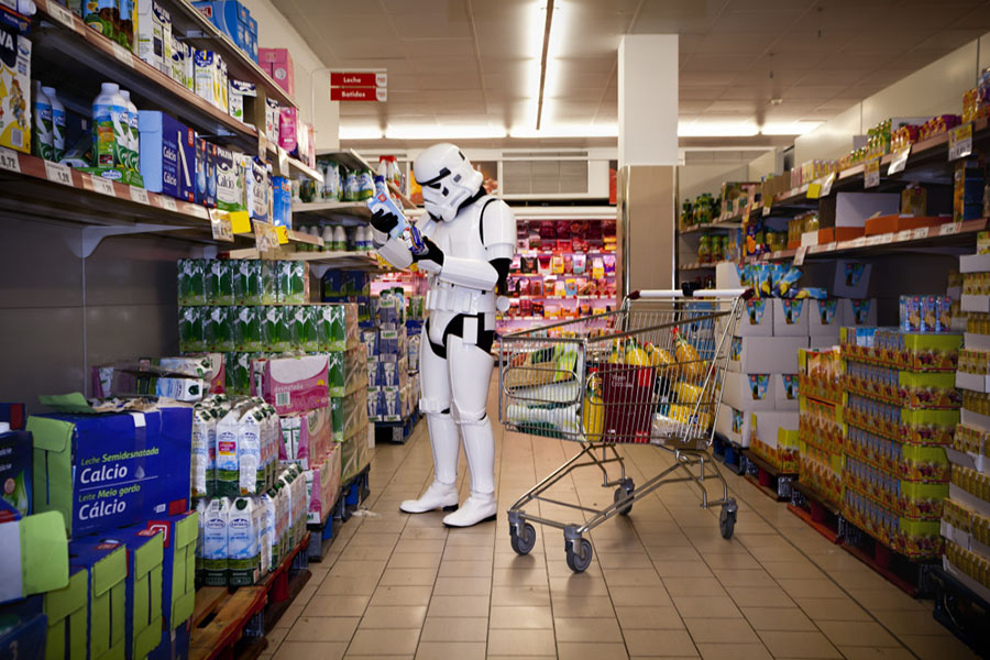 No bajes la guardia! Para ir al supermercado siempre mascarilla y guantes. Ponerse el traje integral de stormtrooper seguramente sea exagerado. 😅
#stormtrooper #starwars #supermercado #covid19 #guerradelasgalaxias