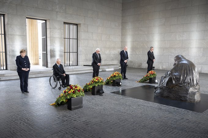 Foto: Stilles Gedenken in der Neuen Wache in Berlin