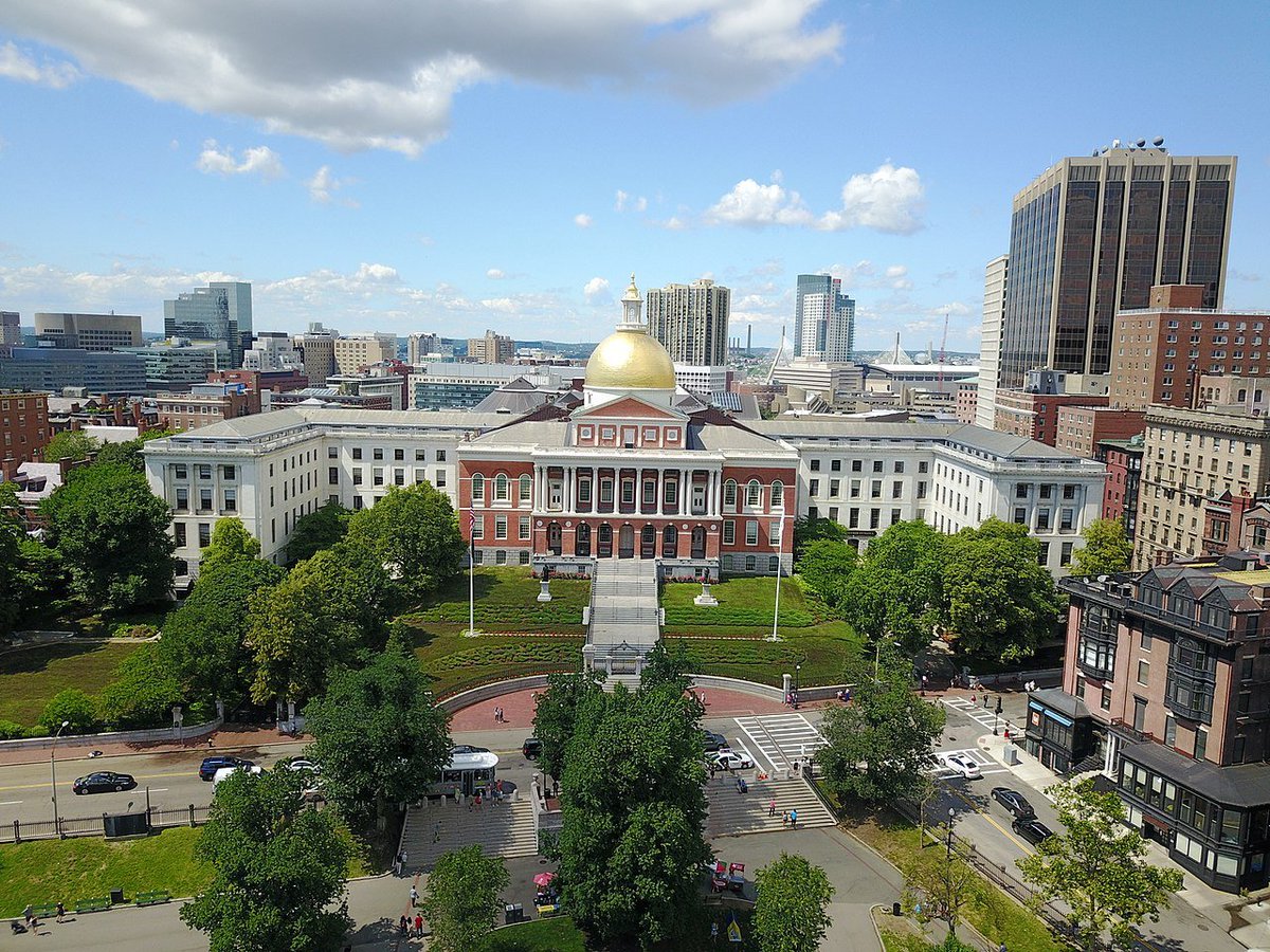 on the one hand, the fact that this is not another boooooring state capitol that looks just like the one in DC but with wonky proportions is to be celebrated. on the other hand, i really dislike this building. the dome is gaudy and weird, the face of it is too sheer