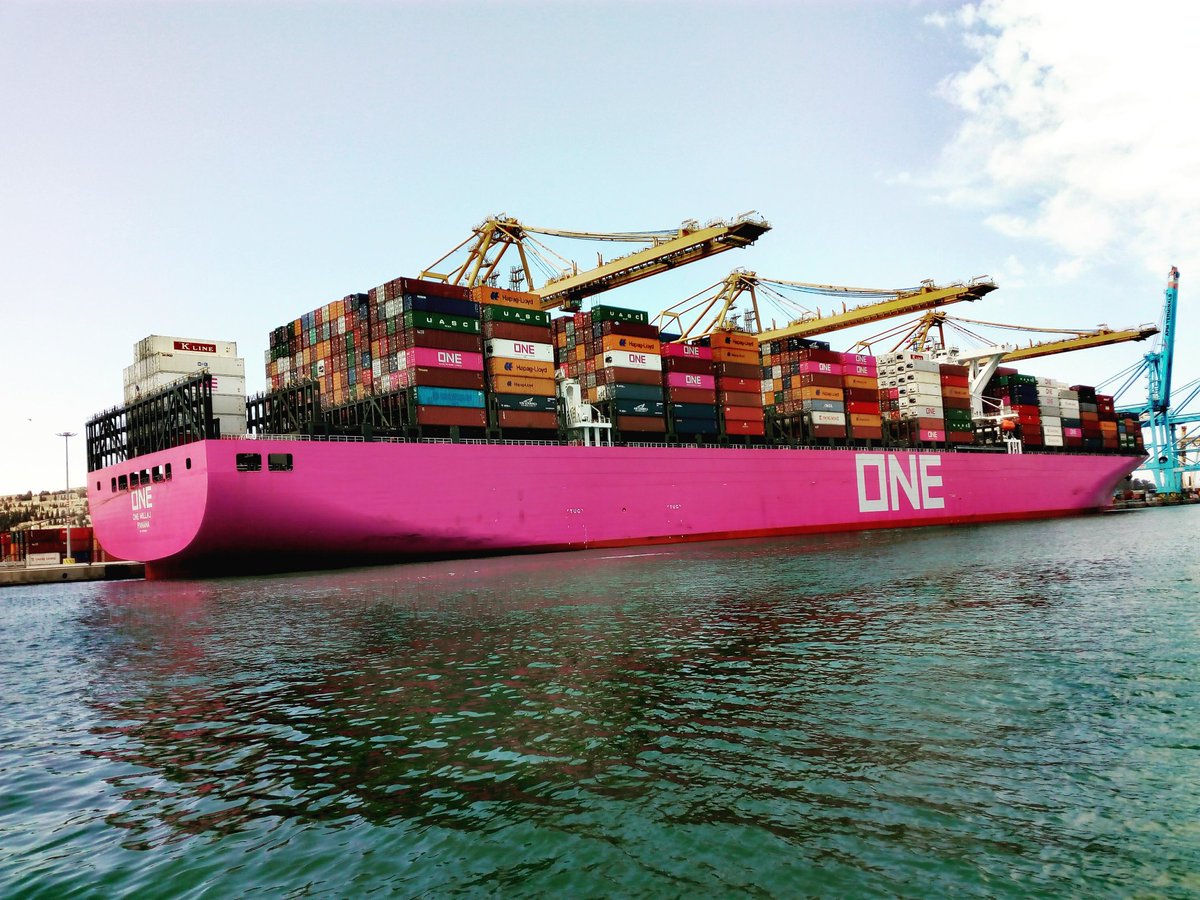 portoxrafa's tweet photo. En todos estos años he visto barcos blancos, barcos negros, azules, amarillos y hasta naranjas, pero lo que nunca había visto es un barco #rosa ..... #OneMillau ##BCNPort #Mediterráneo https://t.co/IN3dfoSg3V