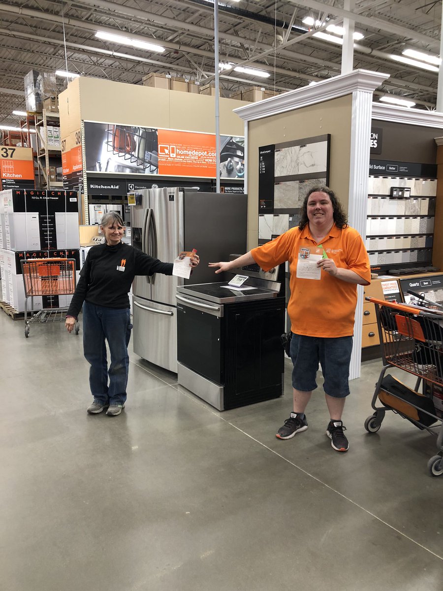 Thank you to Ashley Stoner and Christine Little Wood Grey Wolf from Overnight team B for giving up a weekend day to come in and help out our store partners!! #OneTeam #SocialDistancing <a href="/mlp814/">Michele</a> <a href="/HinckJ/">Mike Hinck</a> <a href="/TroyD175/">Troy</a> <a href="/kear_tiffany/">Tiffany Kear</a> <a href="/JeffreyFarson/">Jeffrey Farson</a>