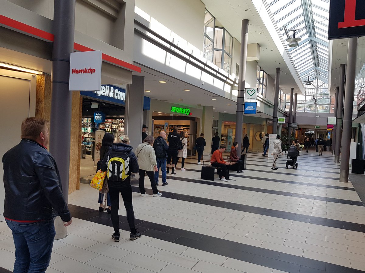 Quasilocal's tweet image. This is the queue for the bottle shop/liquor store near me... (the entrance is next to the flower store. Zoom in, it's quite far...)
#Coronasverige #systemkollaps