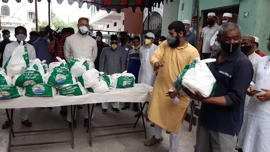 YasarArafat_'s tweet photo. #AIMIM
#Ration_Distribution

Barrister @asadowaisi Sahab Along With M.L.A @SyedAhmedPash14 Sahab, Riyz Ul Hassan Effendi Sahab &amp; Basti Corporator 

Distributed Relief Ration Kits At Sote Peer Ki Dargah Under Yakutpura Constituency 

#rationkits 
@asadowaisi https://t.co/Y2DvkeFMGX