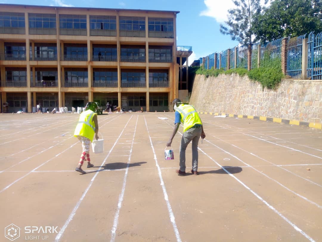 RYVCP_Gasabo's tweet photo. Youth volunteers #Gasabo district implimenting the measures of mitigating the spread of #Covid19 through social distancing for both venders and clients at #Mulindi Market, #Ndera sector.
#WashYourHands
#AvoidunnecessaryMovements
#WearMask
#SocialDistance
@AbdallahMurenzi https://t.co/1AdHhpR0Xw