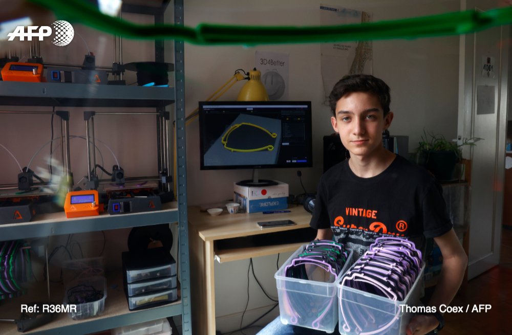 afpfr's tweet photo. "Le matin je me lève, première chose, je branche toutes les imprimantes 3D" : depuis sa petite chambre, Roméo Estezet, adolescent parisien de 14 ans, fabrique 80 visières de protection par jour, destinées principalement au personnel soignant. Il en a déjà conçu 1.500 #AFP https://t.co/GvaUsL2fcD