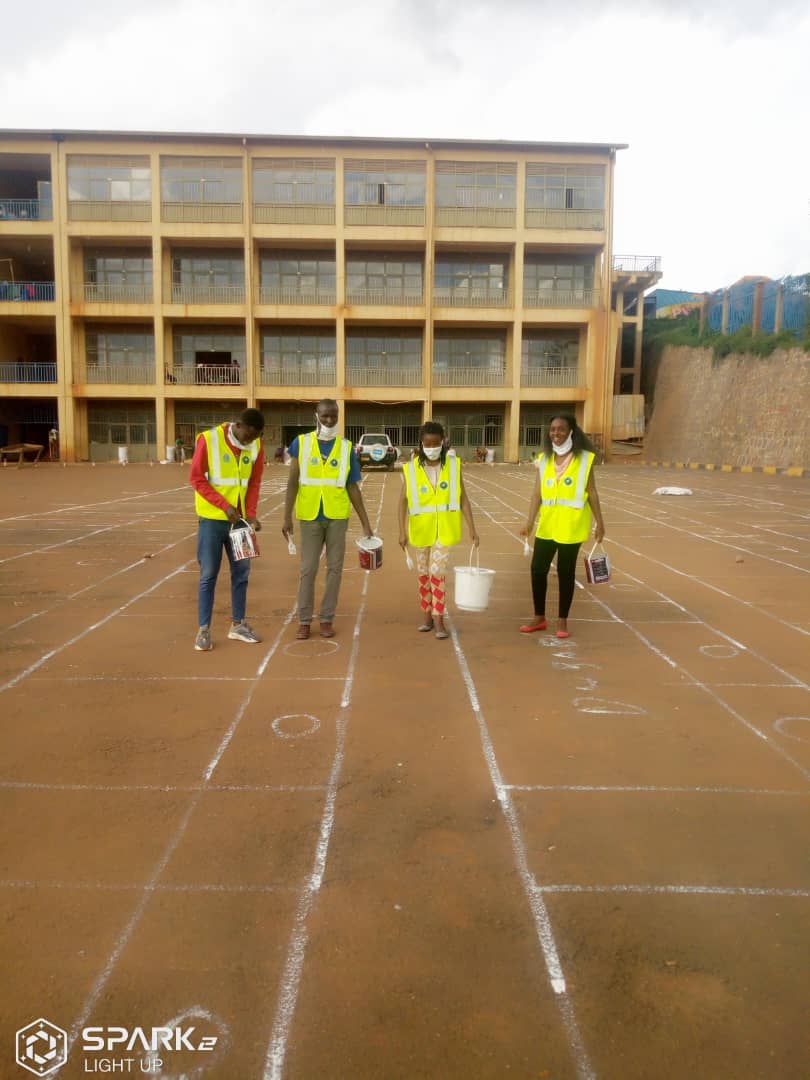 RYVCP_Gasabo's tweet photo. Youth volunteers #Gasabo district implimenting the measures of mitigating the spread of #Covid19 through social distancing for both venders and clients at #Mulindi Market, #Ndera sector.
#WashYourHands
#AvoidunnecessaryMovements
#WearMask
#SocialDistance
@AbdallahMurenzi https://t.co/1AdHhpR0Xw