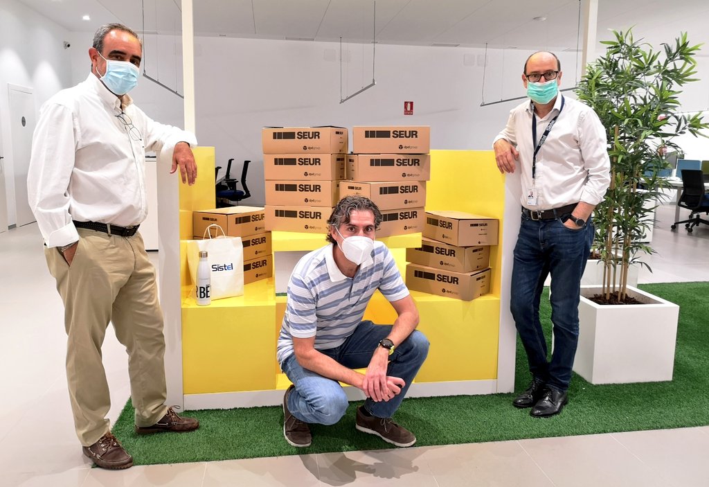 InstitutoINECA's tweet photo. Hoy hemos entregado el primer material donado por nuestros amigos y colaboradores a Leoncio de Nazaret en la campaña #tomamiportatil
@rafaballesterPS @NachoAmirola @m_cazorla
Gracias a @AQUAMICONSULTOR @sistel_sl @Fundacion_Seur @VerneGroup @grupoidex @CLAVEi #covid19 https://t.co/uPni5BfpH9