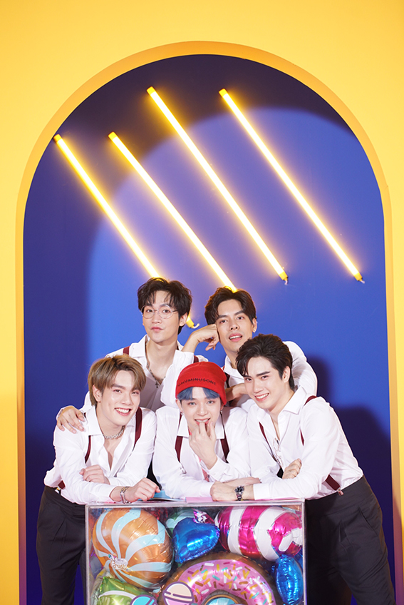 IntrendBunTueng's tweet photo. ไม่รู้ว่า hashtag นี้เริ่มจากอะไร แต่สำหรับแอด #SBFIVEคือ 5 หนุ่ม T-POP’ บาส, คิมม่อน, เต้, คอปเตอร์, ตี๋ ที่มีมากกว่าความน่ารัก แต่ทุกคนล้วนมีแฟนคลับที่รักพวกเขามาก เห็นการเติบโตในทุกเส้นทางของพวกเขา  https://t.co/nCP5J567yf https://t.co/5bteZOcmrY