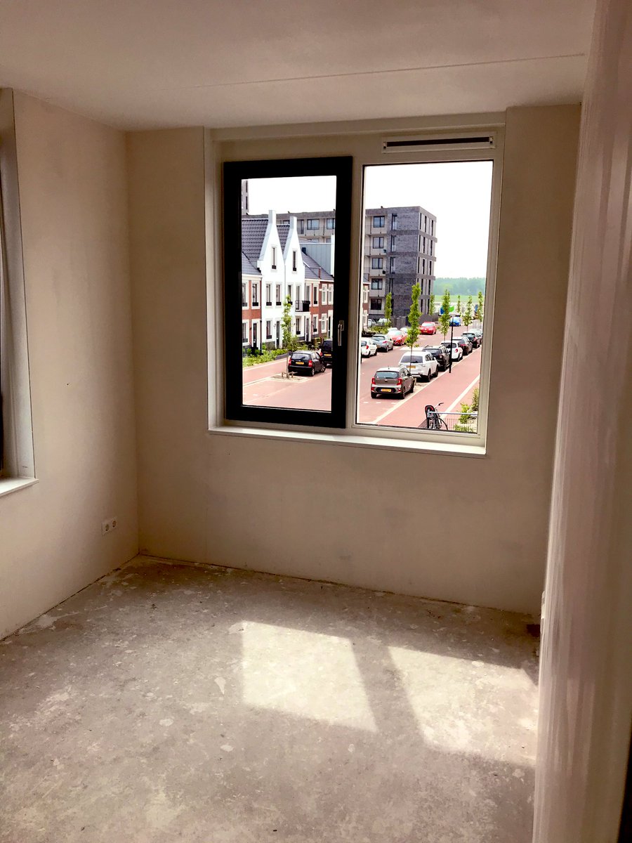 StijnenMatthias's tweet photo. De woningen aan het Balkon van Maassluis 23 staan er goed bij. Vandaag de eerste trappen gespoten. In week 21 starten met de eerste voorschouwen. #maakIQ @WaalBouw https://t.co/ukCefGQ7LX