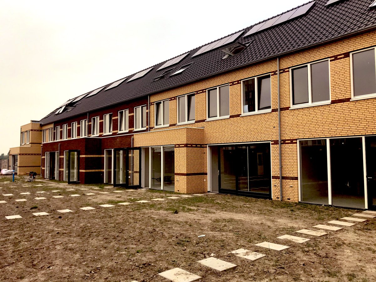 StijnenMatthias's tweet photo. De woningen aan het Balkon van Maassluis 23 staan er goed bij. Vandaag de eerste trappen gespoten. In week 21 starten met de eerste voorschouwen. #maakIQ @WaalBouw https://t.co/ukCefGQ7LX