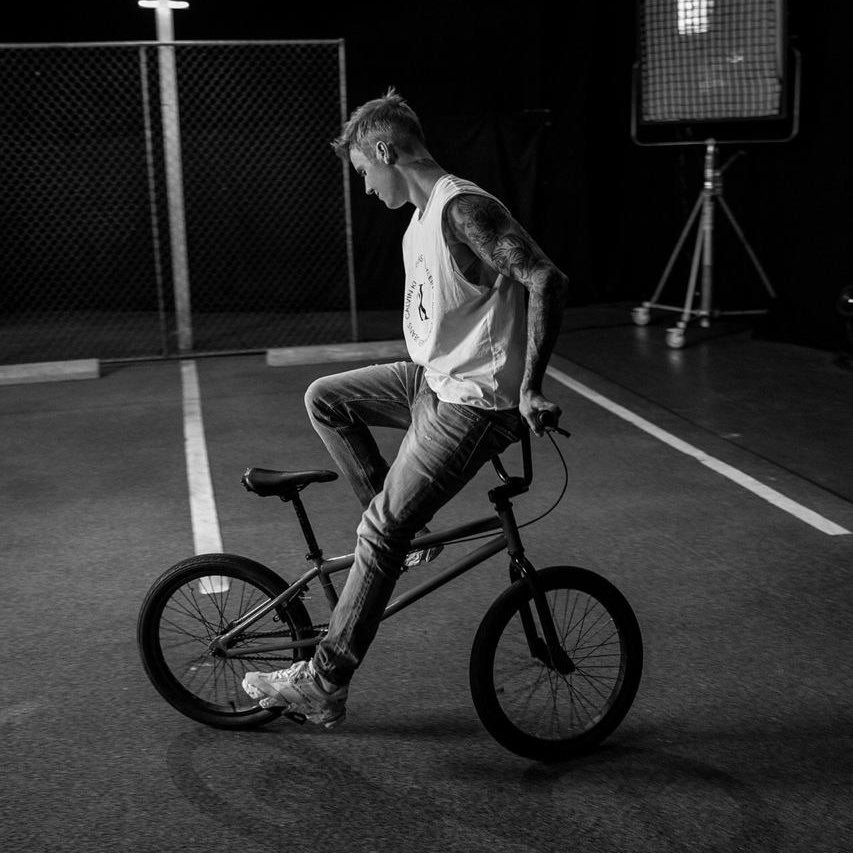 Justin Bieber agora é o único artista masculino com o maior números #1s nos Estados Unidos na história.