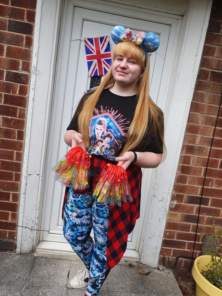 Sgb711's tweet photo. @MEA_History @MEAcad @tracy273 @SwizzelsMatlow Lenina delivering Swizzles Great British Puds sweets designed by our friend great treat for all our neighbours on #VEDay75 #VEDay2020 ❤🧡💛💚💜💙 https://t.co/gZGBQkkjus