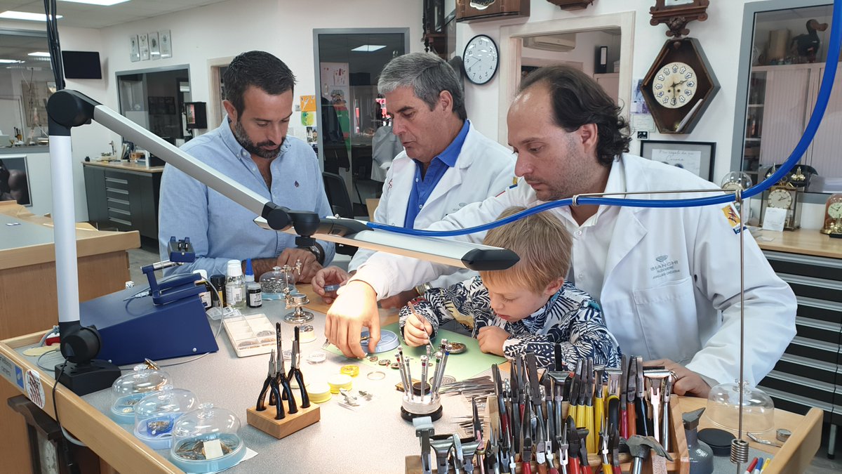 2capsproduction's tweet photo. Ce dimanche 12h55 sera diffusée sur @France3tv Grand Est 📺 l'émission inédite #MetzEnLumière🔦😊 l'occasion de revenir en photos 📸 sur notre tournage #PourquoiChercherPlusLoin en septembre dernier (!)🎥
#CathédraleMetz⛪️ #DéchetsVélo🚴‍♀️ #MaîtreHorloger🕰️ #InnovationMetz🏅 https://t.co/L3MOLKiP6M