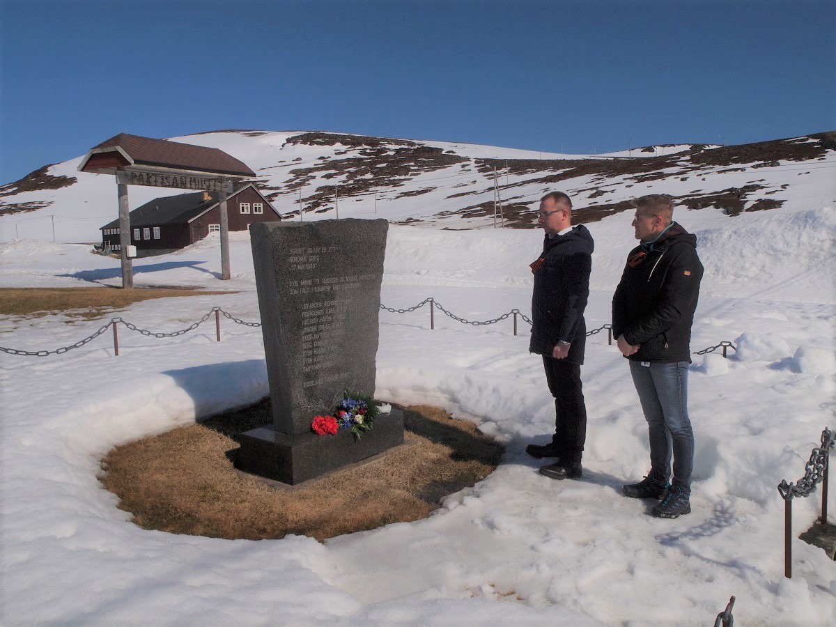 rusgkkirkenes's tweet photo. 5. mai 2020 la tredje sekretær ved #Russlands Generalkonsulat I Kirkenes Arkadiy Ryabichenko og ordfører i #Vardø kommune Ørjan Jensen ned blomster til minnesmerke over #sovjetiske soldater og #norske partisaner i #Kiberg
#Seiersdagen75 #Russland #Norge https://t.co/abUq40Zljk