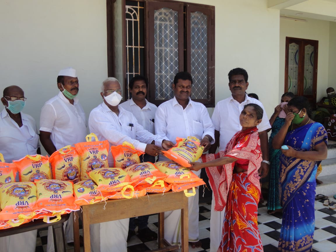 AdvBruce's tweet photo. #congressfightscorona 
08.05.2020
Today I distributed Corana relief rations to the needy fishermen people of kurumpanai along with the Kurunthencode Panchayat union vice chairman Mr. Ennel raj (Cong) and other party functionaries.
@SanjaySDutt @PChidambaram_IN @INCIndia @K_T_L https://t.co/gqdFcjB0zi