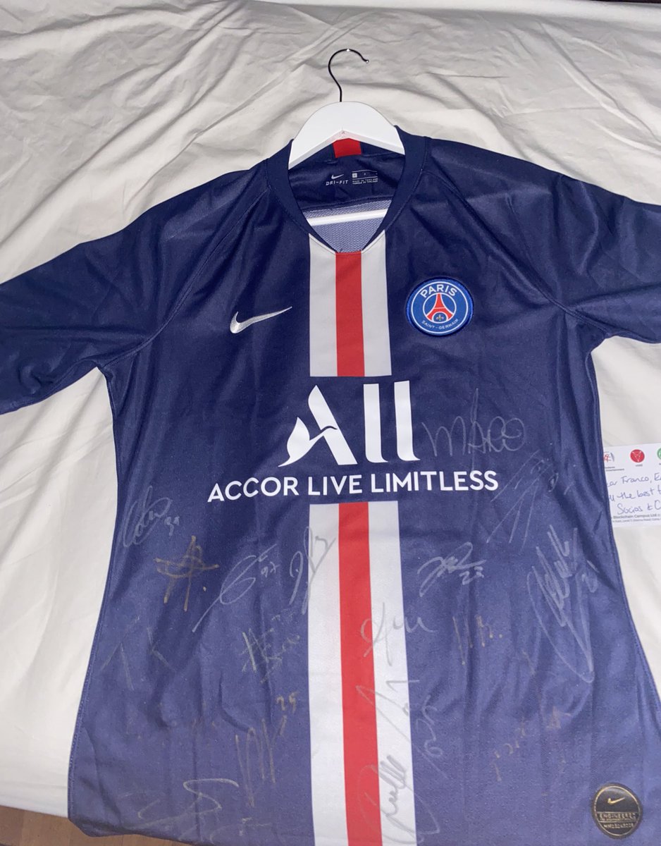 PSGalu's tweet image. Yesterday I received the best gift of my life, and it's all thanks to everyone who have helped and supported me when I needed it, and special thanks to @socios who have made this possible. I received a PSG shirt signed by the first team. I am grateful for every single one of you.
