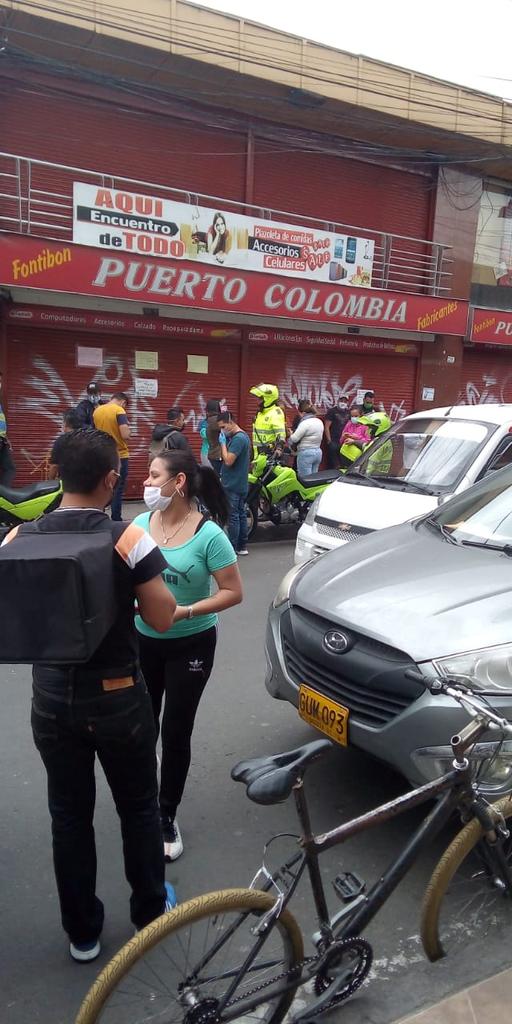 flamihup's tweet photo. En este Centro Comercial ubicado en Fontibon, de manera abusiva, les solicitan a los arrendatarios el pago de 2 meses de arriendo cuando esté ha estado cerrado #ElMasAtenidoEs #MeSabeACacho @Citytv @gusgomez1701 https://t.co/eACMgIOywj