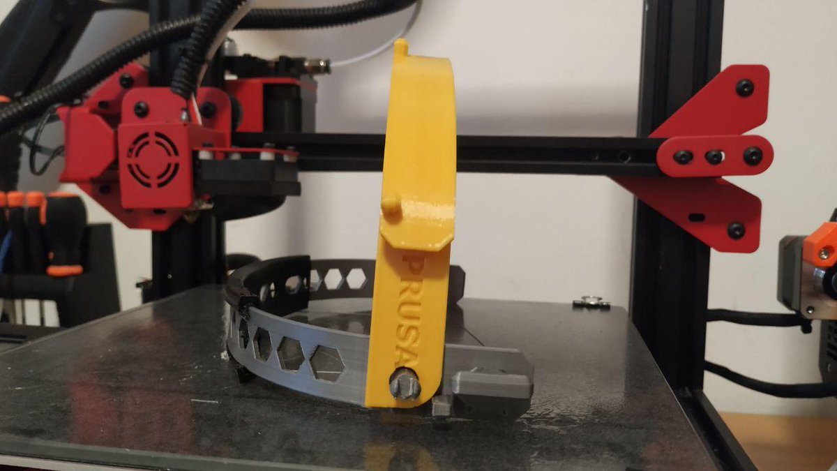 UPDATE: v 2.0 + addon TPU

Face Shield regolabile per gli operatori impegnati contro il COVID-19

hlcs.it/2020/05/08/fac…