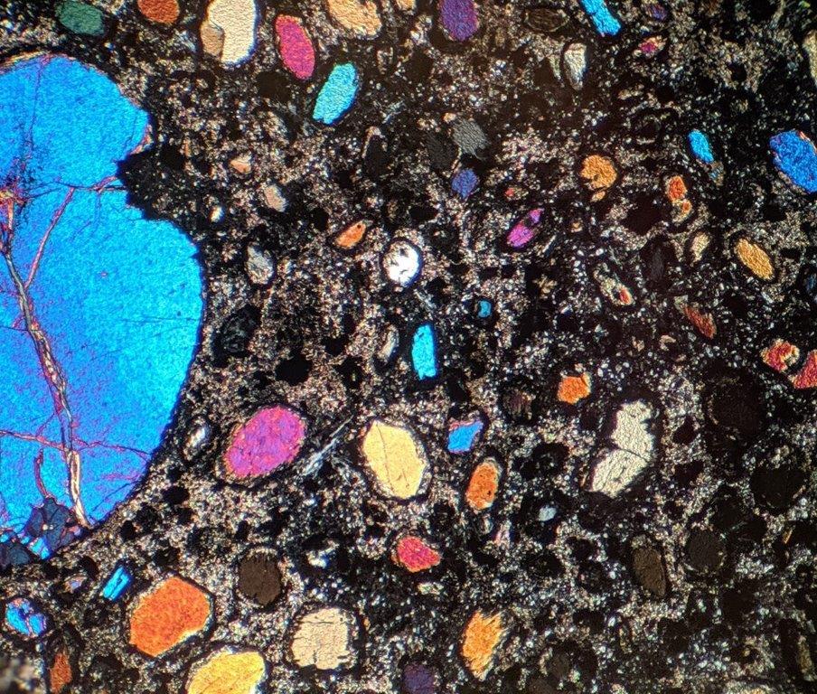 NARminerals's tweet photo. School of rock w/ #GeoDan continued: The smaller olivine phenocrysts are more euhedral with defined crystal shapes and unbroken as they crystallized directly form the kimberlite melt either on ascent or upon emplacement.
From the Anchor #Kimberlite in #NWT FOV 2mm PPL and XPL https://t.co/AuF6QzBNs7