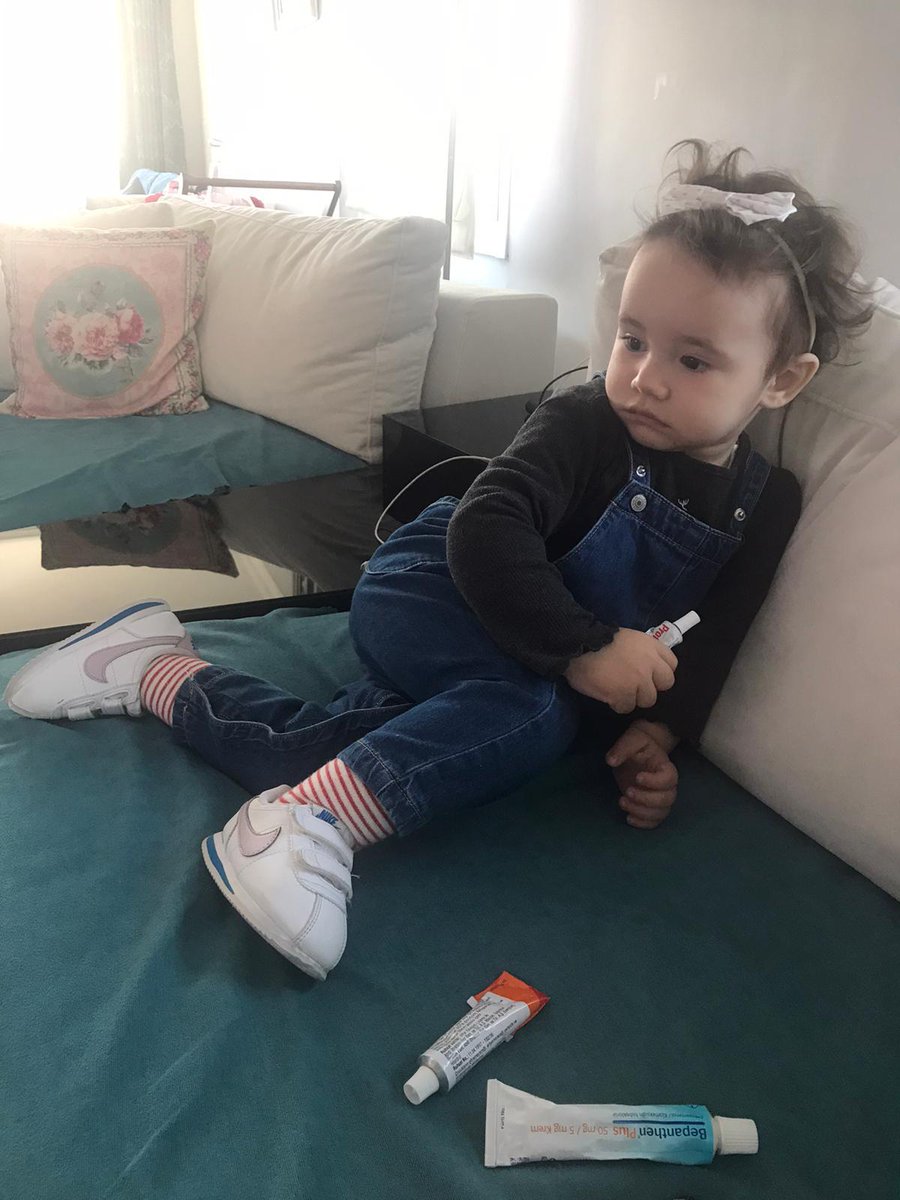 sen gelmesen de ben beklerim
ne olacak sanki 
cebimden mi gidiyor 
canımdan gidiyor