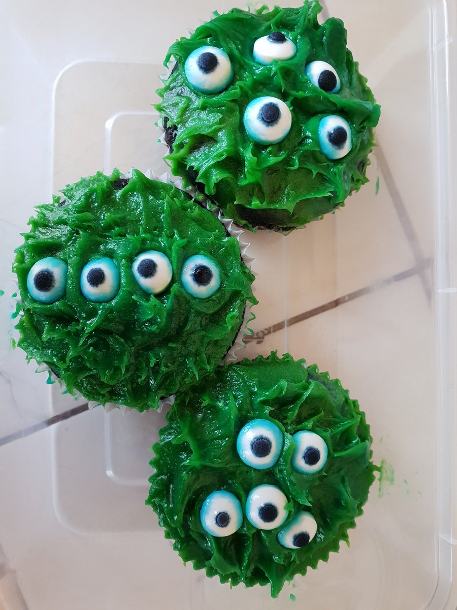 KatySkylab's tweet photo. Loving my 'Mutant Oscar The Grouch' cupcakes. Gluten-free choc muffins with vanilla-flavoured green frosting... And edible eyes.

Yummier than they look.

#Only3Left
#TrayOf12

😋 https://t.co/uzIJTC1jEK