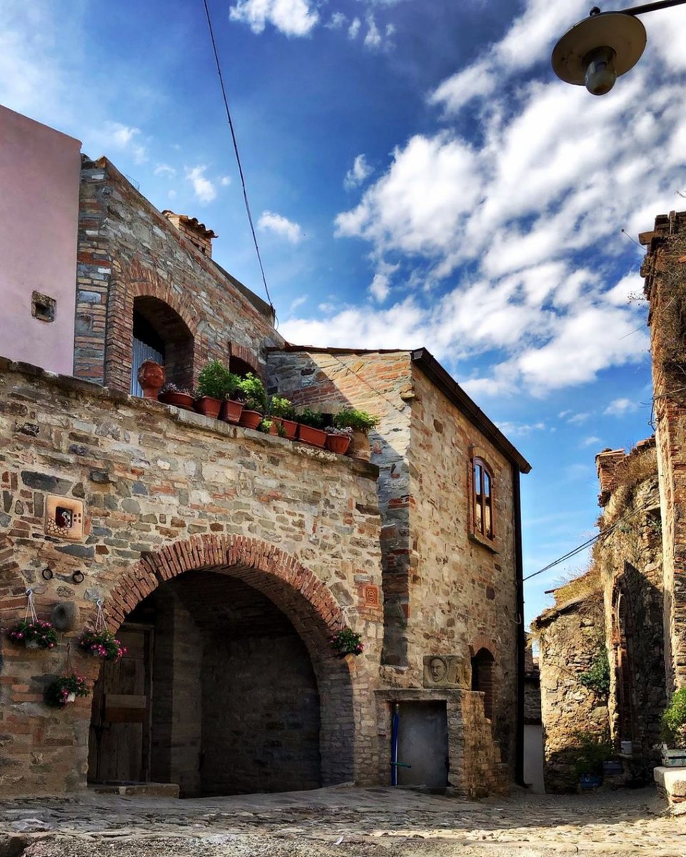 grantouritalia's tweet photo. Atmosfere lucane a Rabatana, il nucleo antico e originario da cui si è sviluppata la città di Tursi, in provincia di Matera🎈
Foto: @_ant_avo_
#grantouritalia #basilicata #rabatana #italia #turismo #viaggiare #travel #traveling #italy https://t.co/D5IrcrsfJv