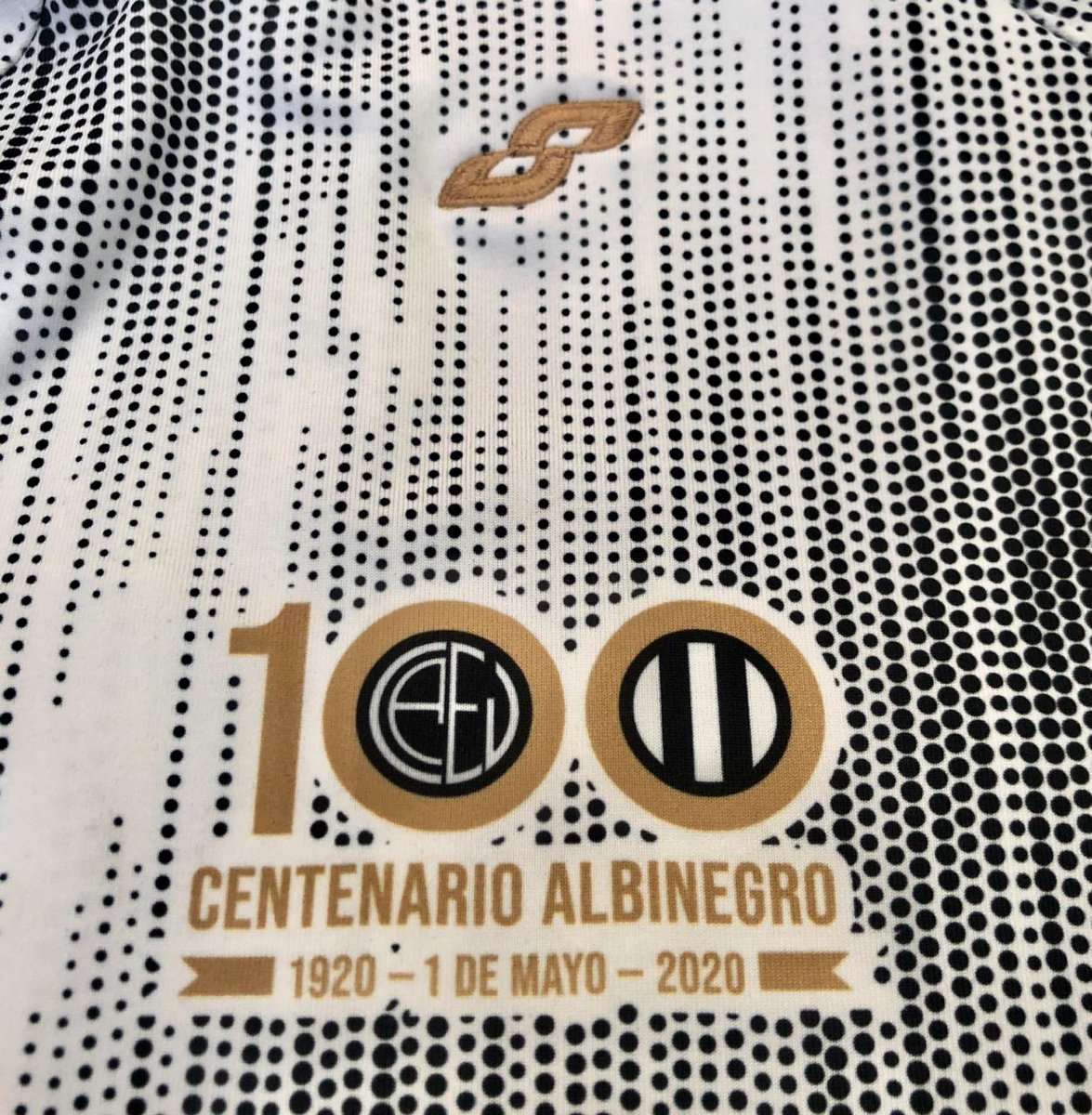 CAEUoficial's tweet photo. ¡Próximamente en #MundoAlbinegro! 💥😍
Desde la fábrica de High Runner nos envían estas fotos como adelanto de los modelos edición limitada #CentenarioAlbinegro. Esto no es todo, hay mucho más 😱
Contanos que te parece 🗯️ https://t.co/Oiz5s4lMb8