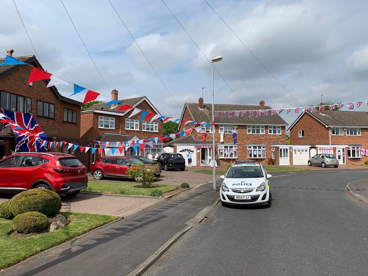 👋🏻 Our officers have been on patrol this afternoon in #Willenhall. It’s lovely to see people celebrating #VEDay whilst maintaining social distancing.
#VEDayAtHome #StayHomeSaveLives