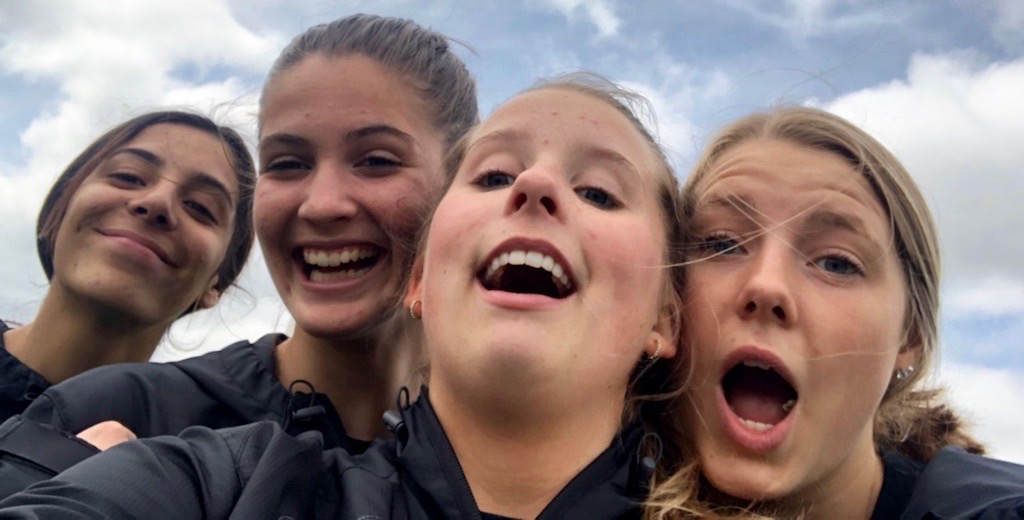 GoMHS_Athletics's tweet photo. WE ARE FAMILY I GOTTA ALL MY SISTERS WITH ME! 🤗💃#SELFIESSSSS #CHEESE https://t.co/TNW0r92ftf
