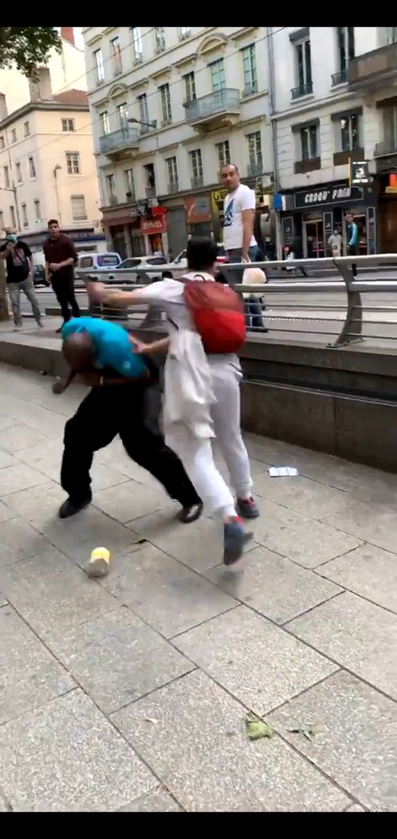 <a href="/LeSensei_69/">Sensei 🇲🇦</a> Il est trop chaud le daron, déjà il tombe pas avec la balayette alors qu'il était à pleine vitesse et ensuite l'esquive digne d'un ninja de classe S