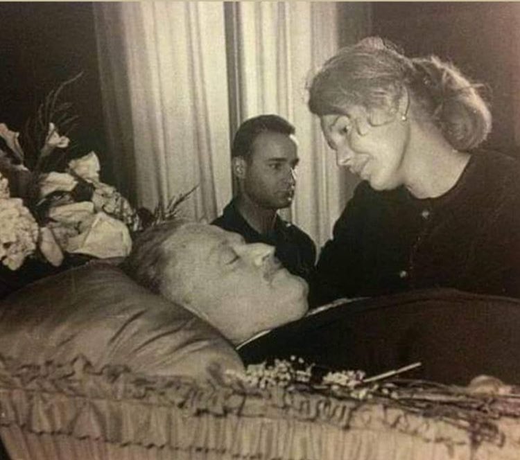 “Gelsene dedi bana. Kalsana dedi bana. Gülsene dedi bana. Ölsene dedi bana. Geldim kaldım güldüm öldüm”

Nazım Hikmet

(Vera Tulyakova, Nazım’a son kez bakıyor. Moskova/1963)