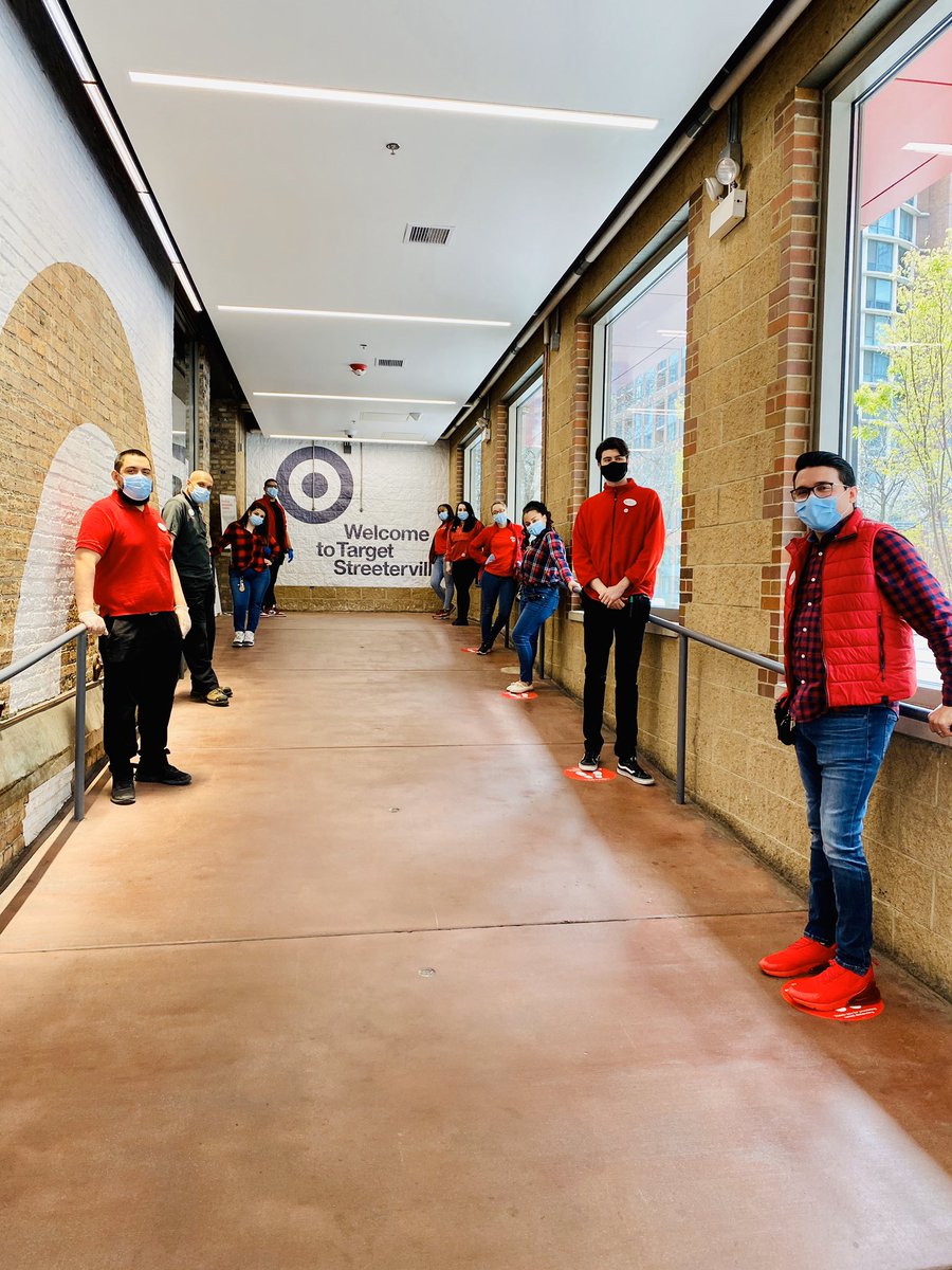 Massini_123's tweet photo. So proud of this amazing group of leaders at T3207 Chicago Streeterville! Everyday I get to witness them supporting each other, our guests, and team! I am so lucky and blessed to lead such an inspiring team!#socialdistancing @MikeQuinn75 @A_Leigh_ @Lauren_Dunc @Ingrid4980 https://t.co/mqtBY9sRfN