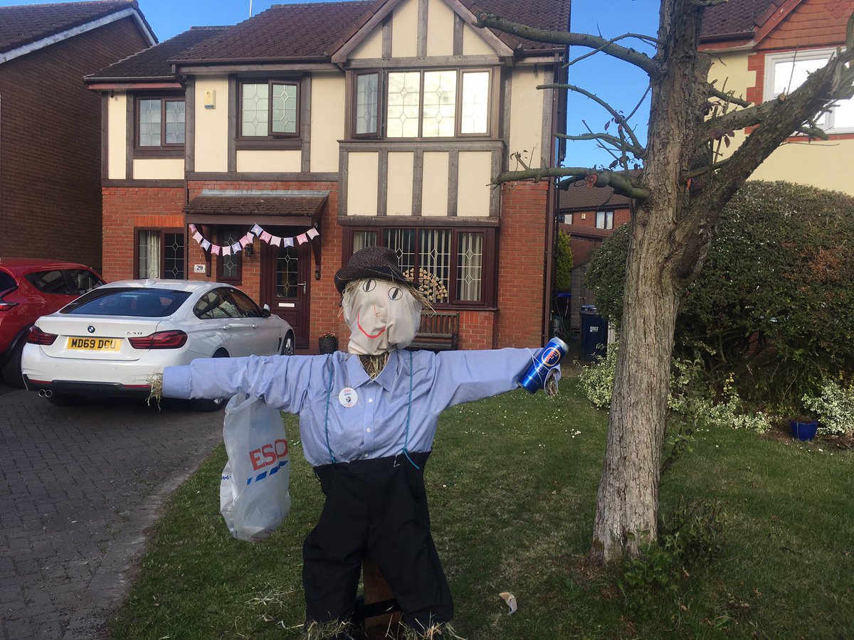 Been out for a chat with the scarecrow he’s had a really good day 😁