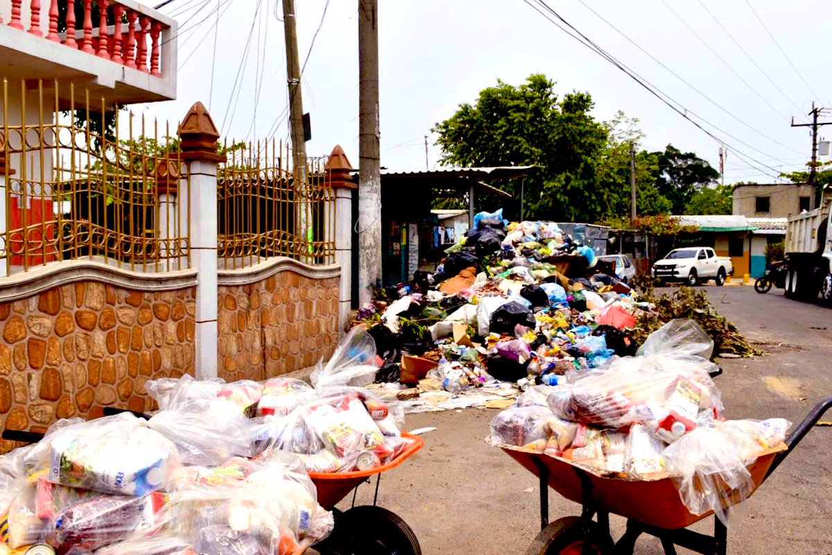 sliptone's tweet photo. Durante la jornada de trabajo de esta mañana en el municipio de Apopa, una concejal de @ARENAOFICIAL generó ataques verbales a mi equipo de @TejidoSocialSv, mientras hacíamos la entrega de víveres para beneficiar a 1,000 familias que residen en la zona. https://t.co/4Cou3fDsXS