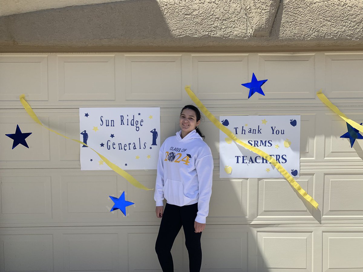 Jenny1377's tweet photo. Waiting for the Sun Ridge middle school #TeamSISD #takemykidback @SRidge_MS https://t.co/1l9zFtifxe