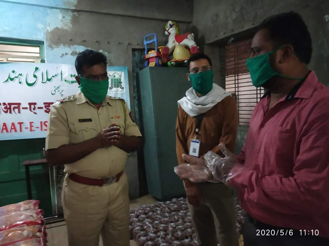 AbdulGufran17's tweet photo. #Parbhani JIH & SIO Distributed 2000 Ration kit .... During Packaging of Kits P.I Of Area Visit ed....Alhamdulillah.🍀🌱💐
#Lockdown_Relief_By_SIO_JIH
#Parbhani
#lockdown_muslimsrelief https://t.co/M2EJ6UaxKc