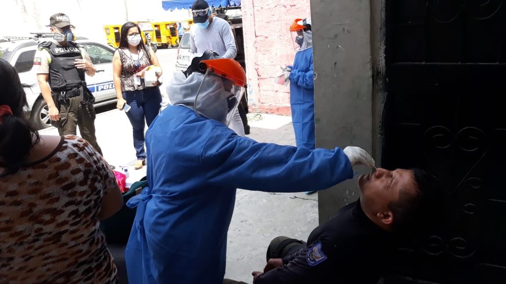Salud_Guayas's tweet photo. Personal #MédicoDelBarrio del Distrito 09D06 realiza visitas domiciliarias brindando atención médica y llevando a cabo pruebas para detectar el #Covid_19  a la comunidad de la Coop. Juan Montalvo. 
#QuédateEnCasa
#ActivadosPorLaSalud
#PrevenciónEsSalud https://t.co/qNUAI0mDpb