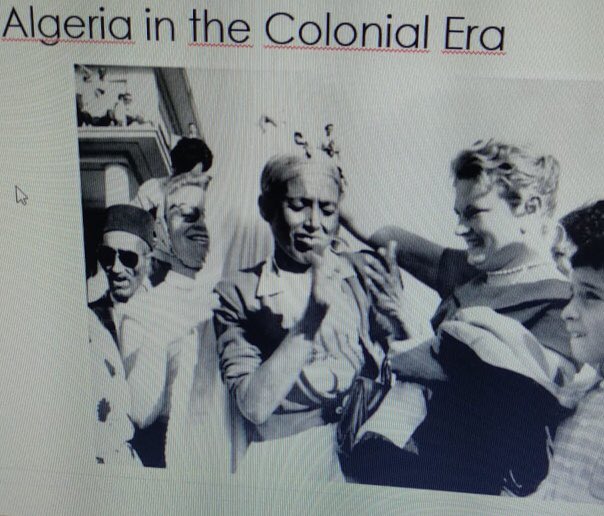 Suriye’deyken Arapça hocam, Cezayir işgali sırasında Arapça unutulmasın diye ders vermeye gidenlerdendi. O anlatırdı. Fransız askerler Cezayir’in büyük şehirlerinde “açılma seramonileri” düzenlerlerdi. Örtülerin baskıyla çıkarılması  bir sömürgeci aşağılamasıdır.