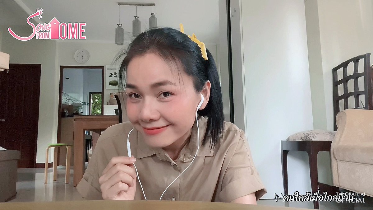 Napatphu02's tweet photo. คนใกล้เมื่อไกลบ้าน
ก่อนร้อง vs หลังร้อง
เพลงก็เพราะ คนร้องก็สวย
🤗😝😊🐰
#Songfromhome
#ต่ายอรทัย https://t.co/Z2rycQN8ec