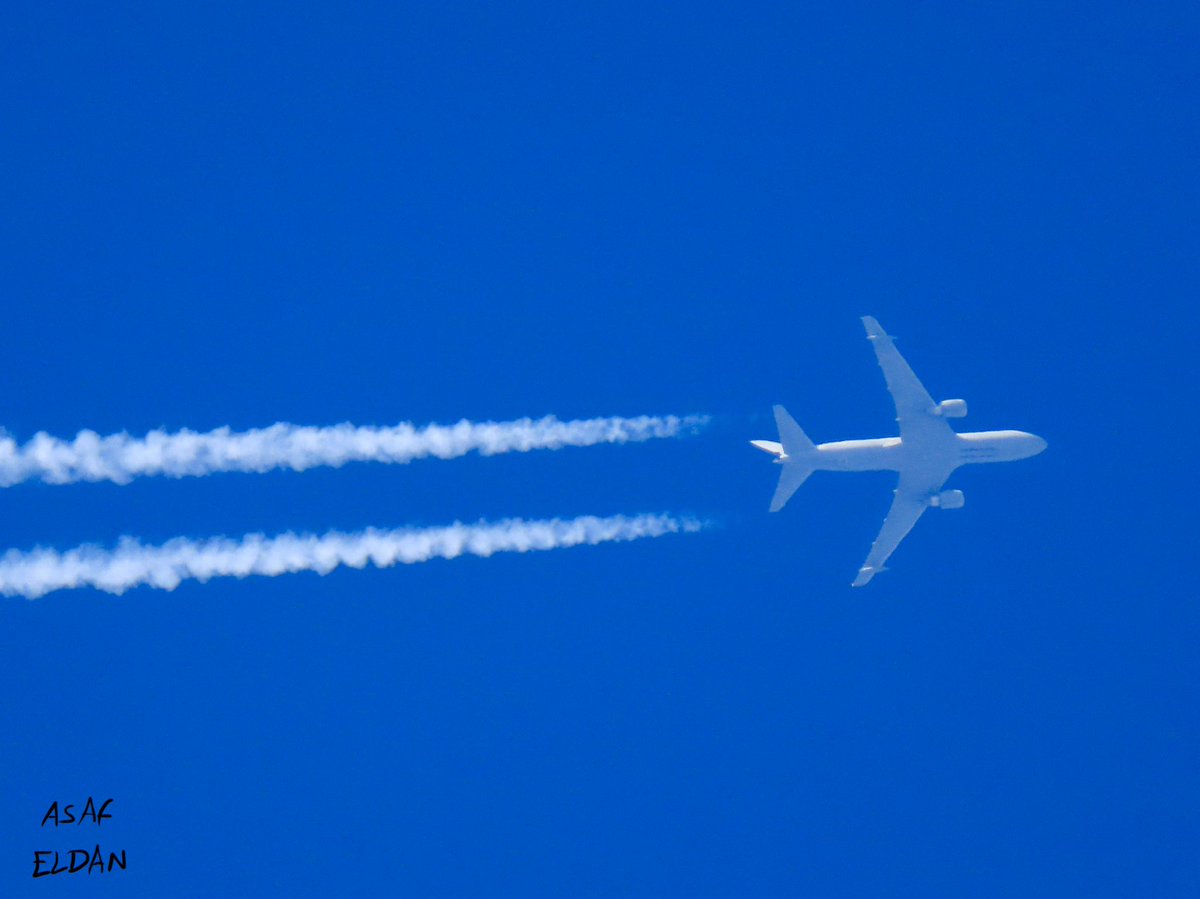 AsafEldan's tweet photo. #italianairforce #boeing #KC767a Flight #IAM1420 reg. #MM62227 crossing #israel at #FL390 #avgeek #contrail #milair #militaryaircraft #airrefuelling #potn #airforce #aeronauticamilitrae https://t.co/6xJPhrUYi0