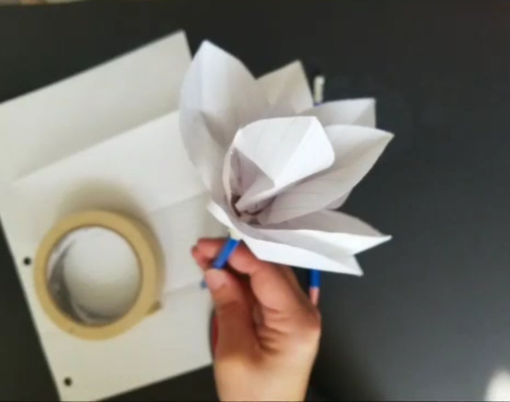 Kindercrew102's tweet photo. Sending flowers is special, making flowers is FUN❤
🌹🌸Flowers for someone special🌸🌹
Part3- Making tissue & paper flowers
#creatingforsomeonespecial
#sharejoy #sharelove #sharehope
#learningtogether
#playexplorelearn
#continuationoflearning https://t.co/7VSkM3MV9y
