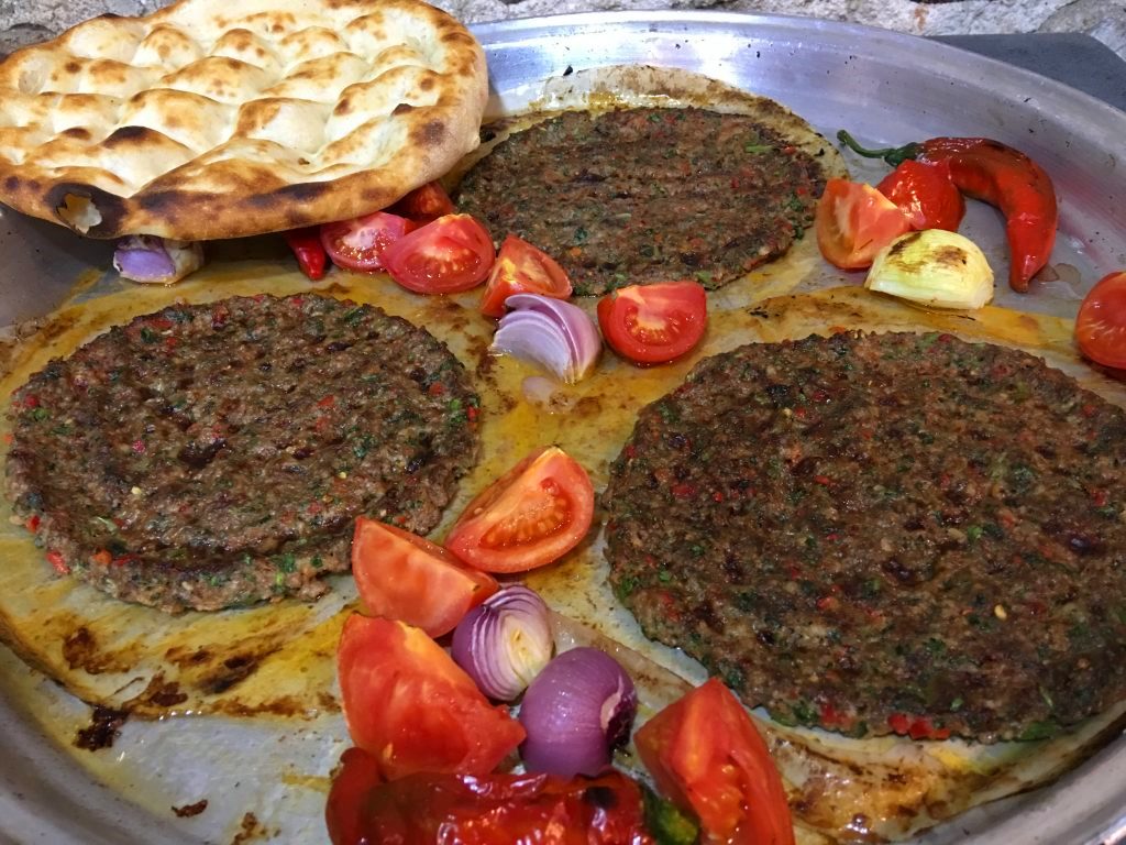 Bir Memleket efsanesi.❤️
Tepsi Kebabı ve Kağıt Kebabı.
#hatay #antakya #uzunçarşı #tepsikebabı #kağıtkebabı