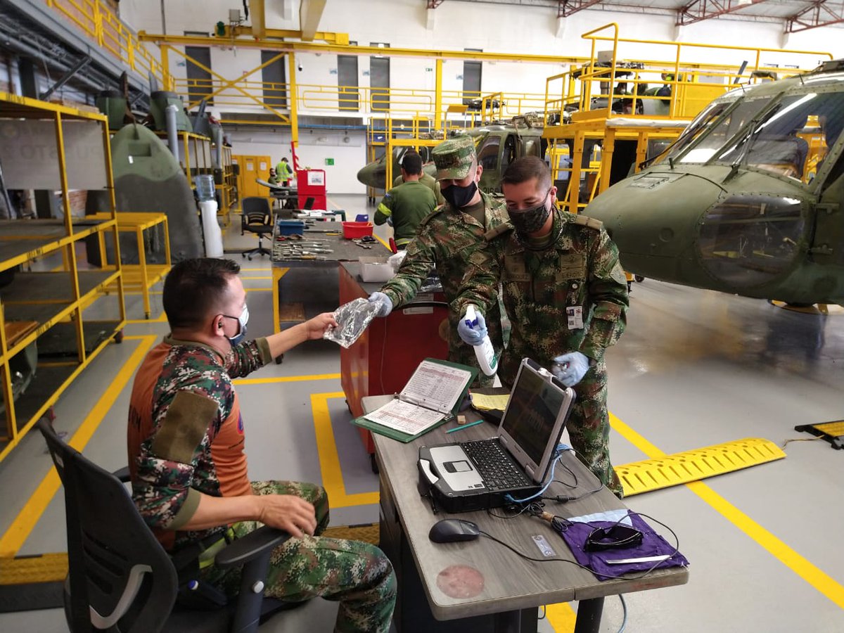 Ejercito_Davaa's tweet photo. El Batallón de Mantenimiento de Aviación n.°2 #BrigadaAviación32 dota a su personal con elementos de protección para mitigar el contagio de la #COVID19.

#PrevenciónYAcción
#FelizViernes https://t.co/eNMvyCeJPV