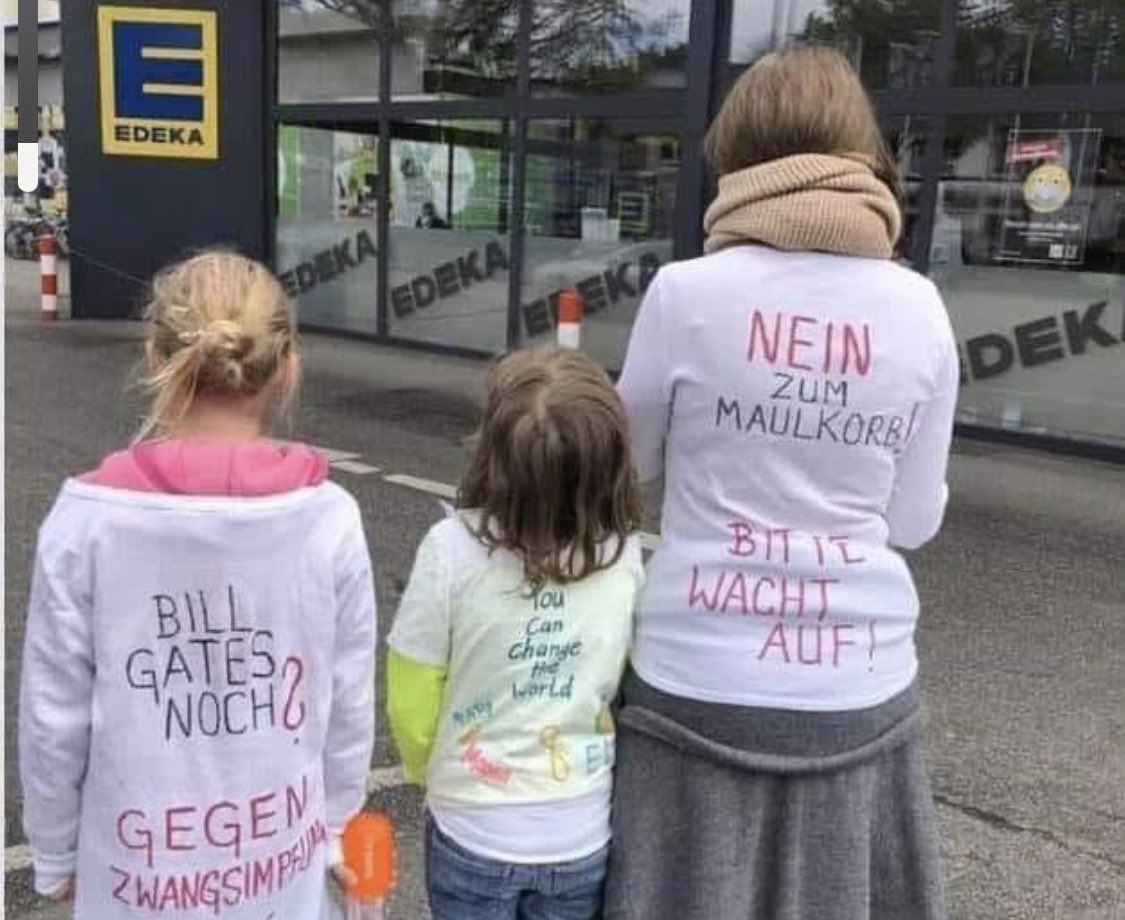 perlmom0815's tweet photo. Die Perlenkinder und ich haben heute einen Aktionstag gg die #Impfpflicht vor dem Supermarkt nebenan geplant. Leider haben wir vergessen, dass heute Feiertag ist und der Laden geschlossen bleibt. #fuck #Gates #Impfstoff #Globukalypse https://t.co/mhBpMvdLFd
