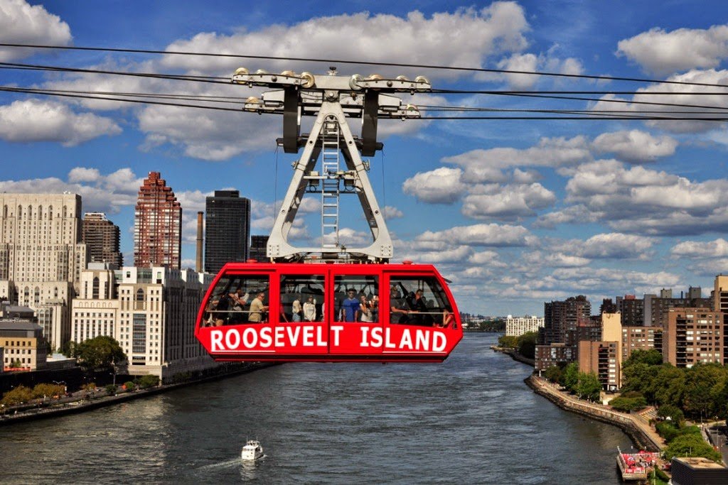 ClaudiacubaG's tweet photo. La isla llamada Roosevelt, a la que se accede por un teleférico, necesitaras la tarjeta Metrocard, que utilizas en los metros o buses de Nueva York.. No es muy bonita en si, pero el viaje en teleférico y las vistas desde isla merecen la pena.

#1GIATporelmundo
@YoseEEUU_GIAT https://t.co/xNGWoBDVAI