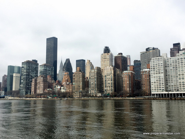ClaudiacubaG's tweet photo. La isla llamada Roosevelt, a la que se accede por un teleférico, necesitaras la tarjeta Metrocard, que utilizas en los metros o buses de Nueva York.. No es muy bonita en si, pero el viaje en teleférico y las vistas desde isla merecen la pena.

#1GIATporelmundo
@YoseEEUU_GIAT https://t.co/xNGWoBDVAI