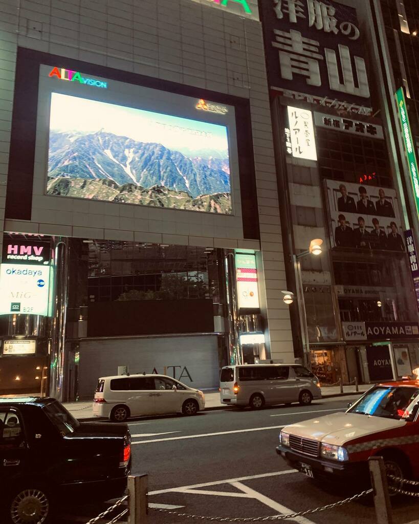 twintrival's tweet image. 客待ちのタクシーはまあまあいるね。乗る人はほとんどいないけど。#shinjuku #alta #eastexit #vision #road #car #taxi #tower instagr.am/p/B_7gll6gg0K/