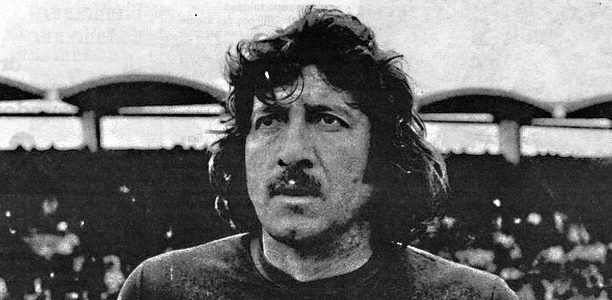 eberludueniaok's tweet photo. Se nos fue injustamente el Trinche, una leyenda del fútbol. Alguien que supo tratar a la pelota ⚽️ como pocos. Todo lo contrario a quien escribe. Descanse en paz maestro. #QEPD https://t.co/K0UZWM5Bxf